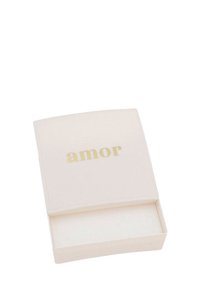 Vit rektangulär låda med slät yta, med ordet "amor" i guld p�å locket. Inga synliga innehåll eller ytterligare dekorationer.