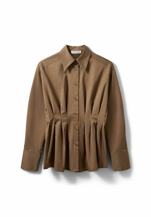 Camicia marrone a maniche lunghe con bottoni, colletto ampio e dettaglio arricciato in vita, mostrata su sfondo bianco.