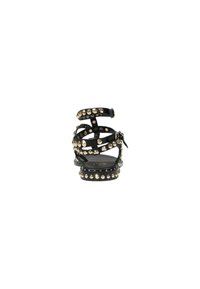 Zwarte sandalen met bandjes, uitgerust met metalen studs, een open achterkant en een vlakke zool met een gladde textuur. Inclusief verstelbare enkelband.
