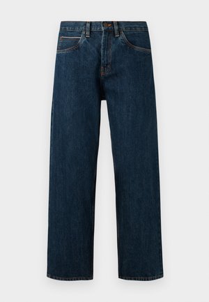 Jeans de denim azul oscuro con corte recto, que presentan cinco bolsillos y costuras naranjas en contraste a lo largo de las costuras.