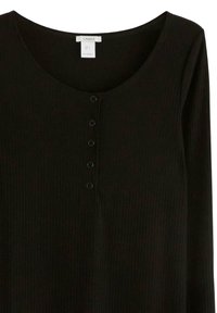 Sort langærmet top lavet af ribbestrikket stof med rund halsudskæring og fem frontknapper med sorte rundede knapper.