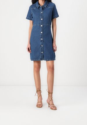 Denim jurk met kraag, korte mouwen en knoopsluiting aan de voorkant; heeft een getailleerd bovenlijf en een licht uitlopende rok.