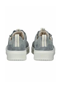 Graue Wildledersneaker mit weißer Gummisohle, ausgestattet mit einem Schlaufen-Ziehebändchen und einem weichen Innenfutter. Das Design umfasst gestreifte Akzente an der Ferse.