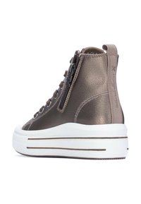 Deportiva alta en cuero metalizado bronce con una suela de plataforma blanca, que presenta un zip lateral y cordones decorativos. Acabado texturizado.