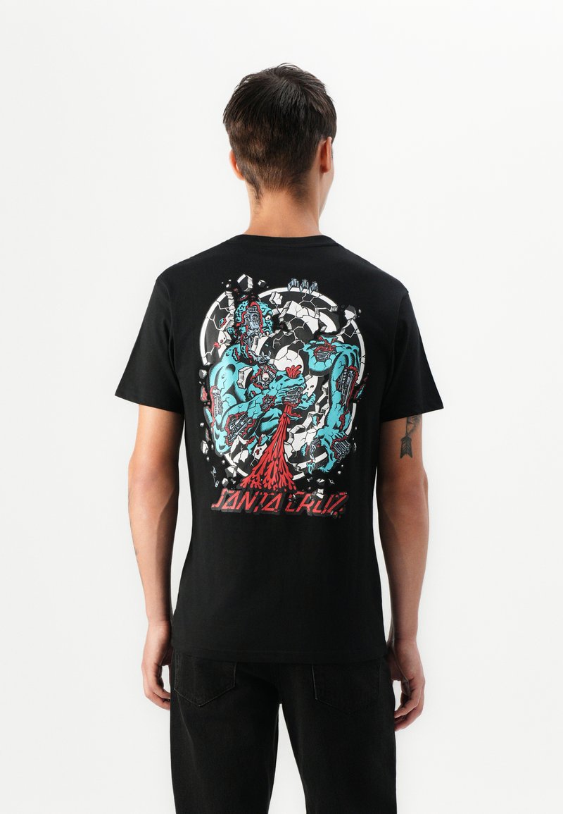 Zwarte katoenen T-shirt met een kleurrijk grafisch ontwerp op de achterkant, met blauwe, rode en zwarte elementen, waaronder abstracte vormen en tekst.