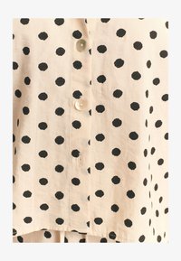 Ausgewählt, cream based spot