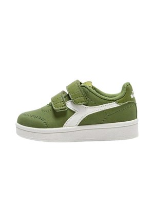 Sneaker verde per bambini con striscia laterale bianca, due cinturini in Velcro, collare imbottito e suola in gomma bianca.