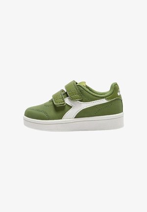 Sneaker verde per bambini con striscia laterale bianca, due cinturini in Velcro, collare imbottito e suola in gomma bianca.