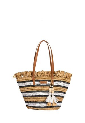 Bolsa de tote de paja trenzada con parte superior con flecos, que cuenta con asas de cuero marrón, rayas en blanco y negro, y borlas decorativas.
