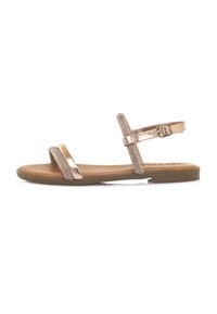 Sandalias con tiras en dorado metálico rosa con un acabado suave. Cuenta con dos tiras frontales, una correa ajustable en el tobillo y una suela plana.