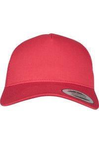 Rød baseballcap med en struktureret krone, flad skygge og en glat stofstruktur. Har et rundt mærke på fronten.