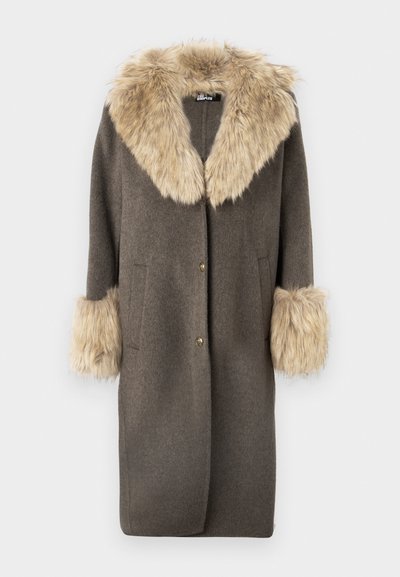 Brauner Wollmantel mit einem Kragen und Manschetten aus Kunstfell. Verfügt über zwei Vordertaschen und goldene Knopfverschlüsse. Weicher Stoff. Geradliniger Schnitt.