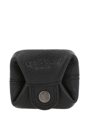 Kleine schwarze Ledertasche mit Klappe und Metall-Druckknopf, geprägtem Markennamen auf der Vorderseite, kompakt und mit Ziernähten versehen.