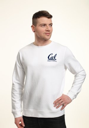 Weißes Sweatshirt mit gerippten Bündchen und Saum, versehen mit einem navyblauen Logo "Cal University of California" auf der linken Brust.
