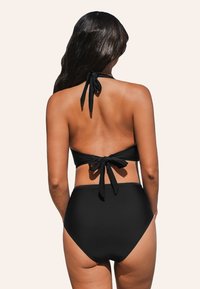Set bikini nero con scollo a halter e chiusura con lacci, pantaloni a vita alta, realizzati in materiale liscio ed elasticizzato.