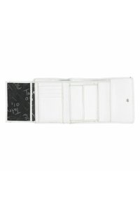 Portafoglio bianco in pelle con più scomparti per carte, una tasca trasparente per l'ID e una fodera decorata. Presenta una chiusura a scatto e dettagli cuciti.