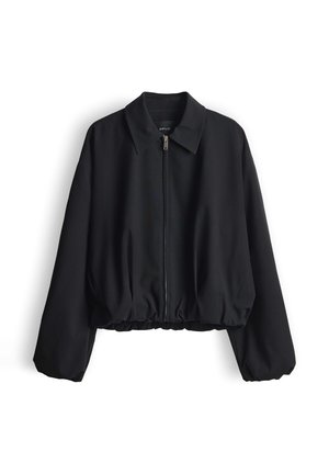 Zwarte bomberjack met een rits aan de voorkant, oversized mouwen en een elastische zoom. Gemaakt van gladde stof met een kraagdetail.