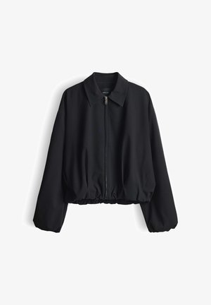 Zwarte bomberjack met een rits aan de voorkant, oversized mouwen en een elastische zoom. Gemaakt van gladde stof met een kraagdetail.
