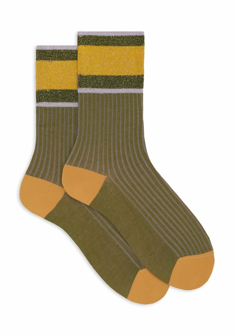 Grüne gerippte Socken mit gelben und dunkelgrünen Streifen oben. Orangene Zehen. Strukturierter Stoff mit einem subtilen Glanz.
