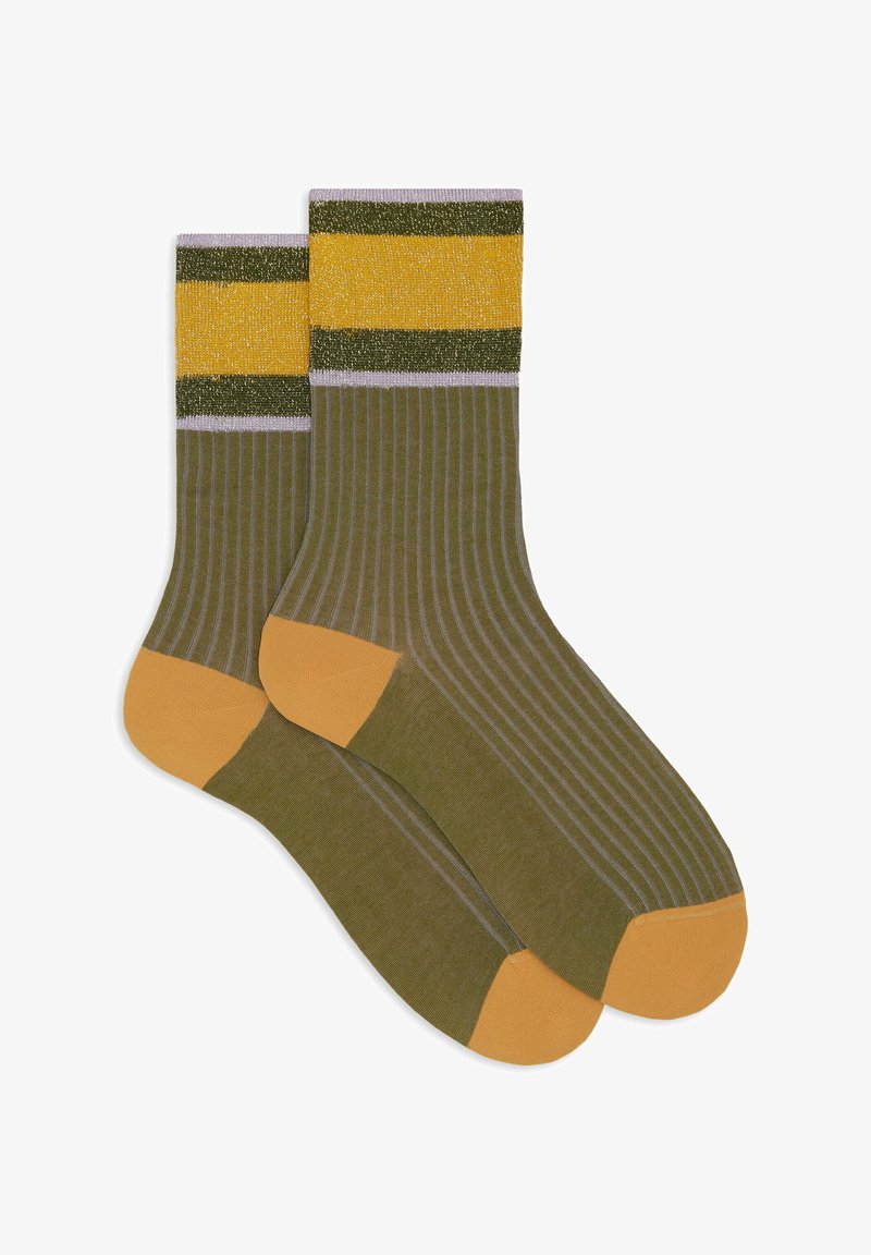 Grüne gerippte Socken mit gelben und dunkelgrünen Streifen oben. Orangene Zehen. Strukturierter Stoff mit einem subtilen Glanz.