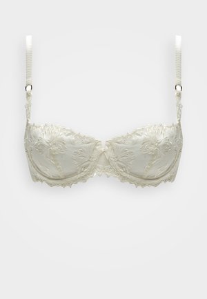 Soutien-gorge avec armatures en satin ivoire, orné de dentelle florale, bords festonnés, sangles ajustables et un accent en nœud au centre avant.