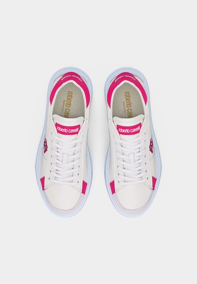Ζευγάρι λευκών αθλητικών παπουτσιών με ροζ λεπτομέρειες, δεμένα κορδόνια και τη μάρκα «roberto cavalli» στη γλώσσα και την εσωτερική σόλα, από άνωθεν άποψη.