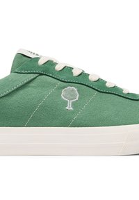 Grüne Segeltuch-Sneaker mit weißen Schnürsenkeln und Gummisohle. Mit gesticktem Baum-Logo an der Seite und strukturiertem Stoff. Einfaches, niedriges Design.
