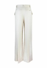 Pantaloni a gamba larga in un tessuto beige chiaro con una texture liscia. Presentano un cinturino piatto e due tasche posteriori. Design minimalista.