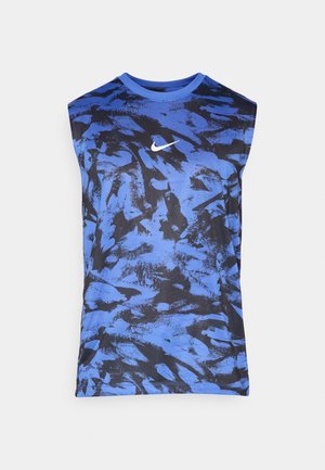 Ärmelloses blaues und schwarzes Sporttop von Nike mit abstraktem Muster, Rundhalsausschnitt und weißem Nike-Swoosh-Logo auf der Brust.