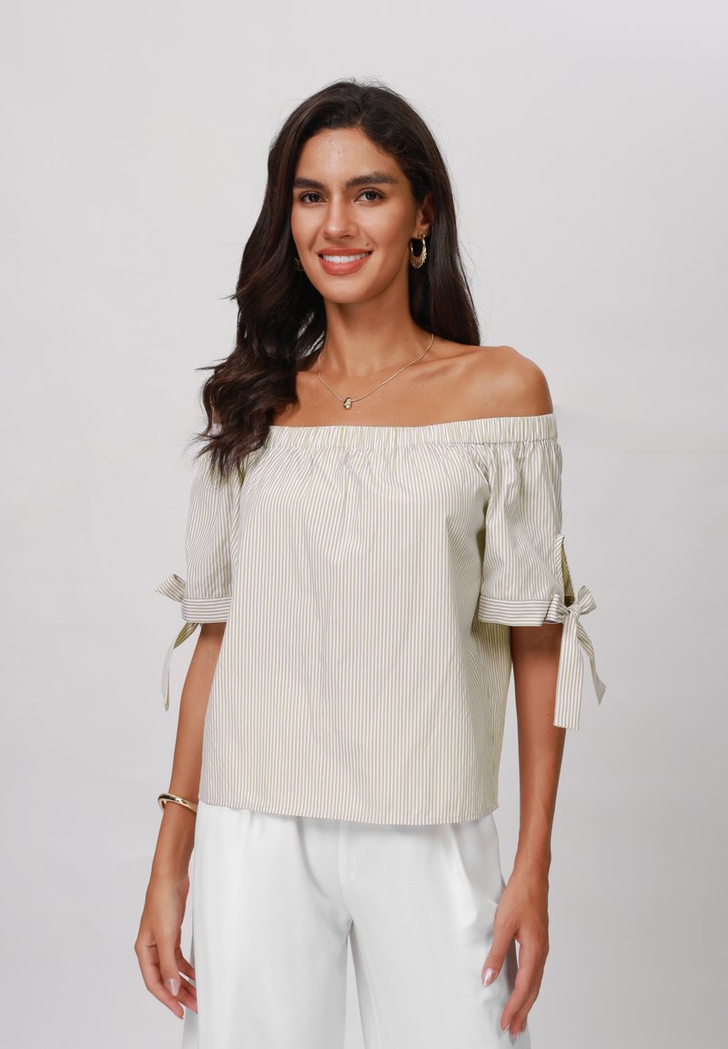 Gestreiftes Crop-Top mit schulterfreier Silhouette in Hellgelb und Weiß, mit kurzen Ärmeln, die an den Bündchen gebunden sind. Glatter Stoff und lockere Passform.