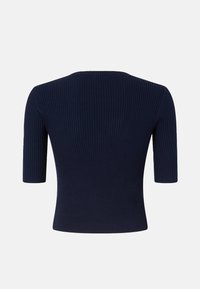 Maglietta in maglia a coste blu navy con scollatura rotonda e maniche corte. Il tessuto presenta un motivo a righe verticali, che evidenzia la texture e l'elasticità.