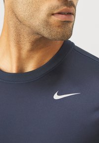 Nike Performance TEE RESET - T-shirt de sport - obsidian/matte silver