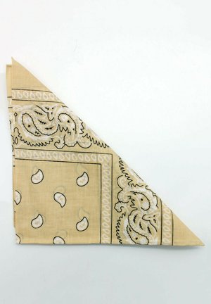 Triangle en tissu jaune avec des motifs paisley et gouttes noirs, présentant un tissage texturé et des bordures contrastantes.