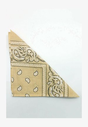 Triangle en tissu jaune avec des motifs paisley et gouttes noirs, présentant un tissage texturé et des bordures contrastantes.
