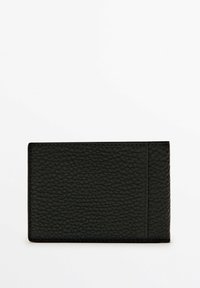 Portacarte in pelle nera con una finitura texture; presenta angoli arrotondati e una fessura su ciascun lato per un facile accesso.