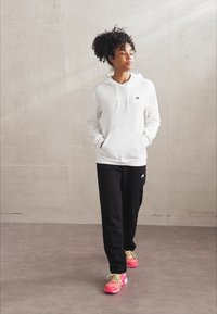 adidas Sportswear ESSENTIALS SMALL LOGO FEEL COZY HOODIE - Sweatshirt com capuz - white