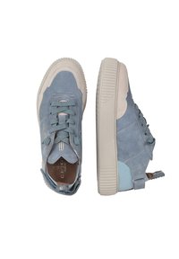Sneaker blu in suede con un accento beige chiaro, suola in gomma piatta, punta tonda e chiusura con lacci. Presenta una linguetta laterale e dettagli cuciti.