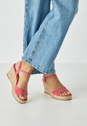 Rosa Wildleder-Keilabsatzsandalen mit einer gewebten Jute-Plateau-Sohle und Knöchelriemen, mit offenem Zehendesign und glatter Textur.