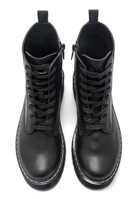 Botas de cuero negro hasta el tobillo con una textura suave, que presentan cordones, un zipper lateral y costuras en blanco contrastantes alrededor de la suela.