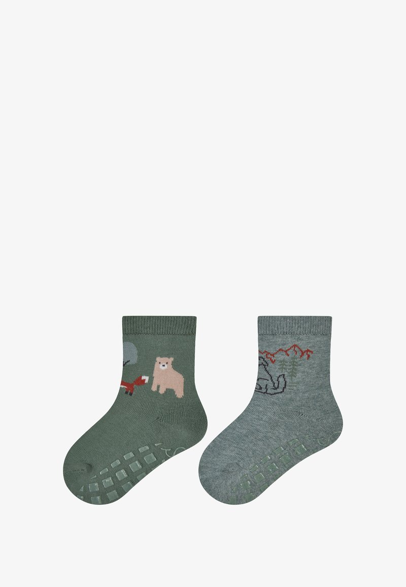 Grüne Baumwollsocken mit Tiergrafiken. Eine Socke zeigt einen Bären und einen Fuchs, die andere zeigt einen grauen Elefanten mit roten Akzenten. Anti-Rutsch-Sohle.