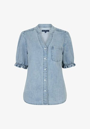 Lichtblauw denim blouse met korte mouwen, knopen aan de voorkant, gerimpelde mouwzomen, een borstzak en een bandkraag.
