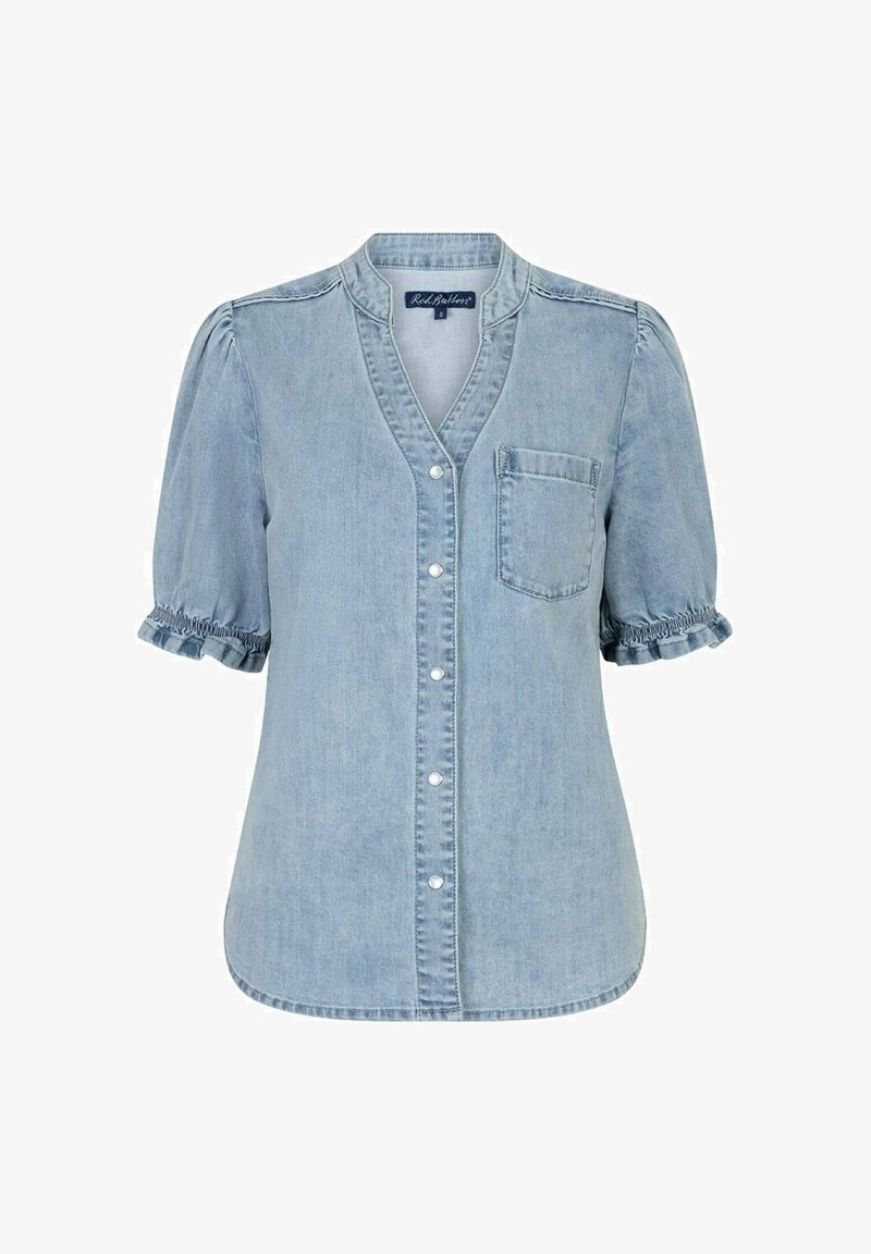Lichtblauw denim blouse met korte mouwen, knopen aan de voorkant, gerimpelde mouwzomen, een borstzak en een bandkraag.