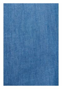 Texture de tissu en denim bleu avec un motif de tissage visible et de légères variations de couleur et d’ombrage.
