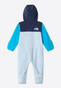Dziecięcy kombinezon polarowy w kolorach granatowym i jasnoniebieskim, z kapturem i miękką fakturą. Logo The North Face znajduje się na górnej części pleców.