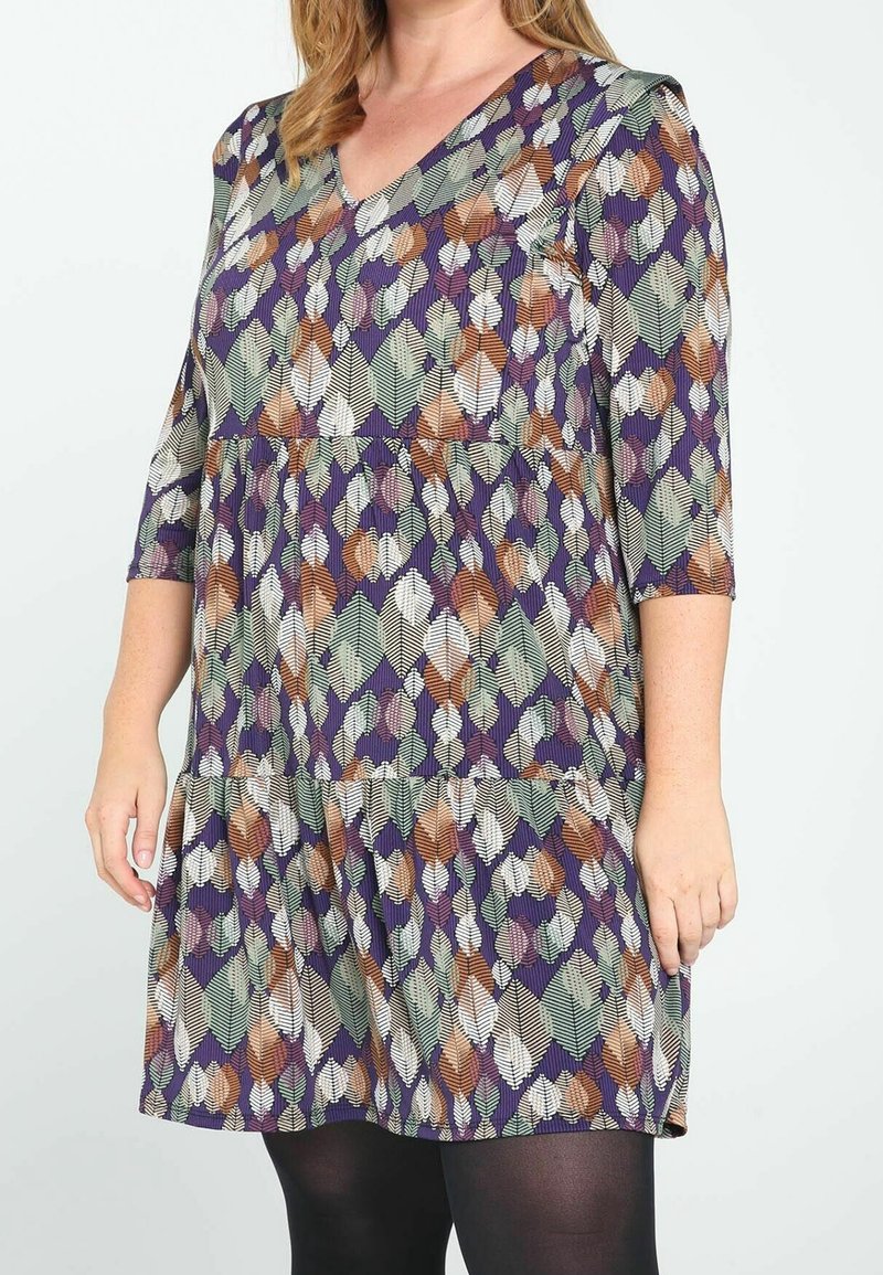 Robe col en V avec manches 3/4 arborant un motif de feuilles violettes, vertes et orange ; design à volants avec une silhouette fluide et un tissu texturé.