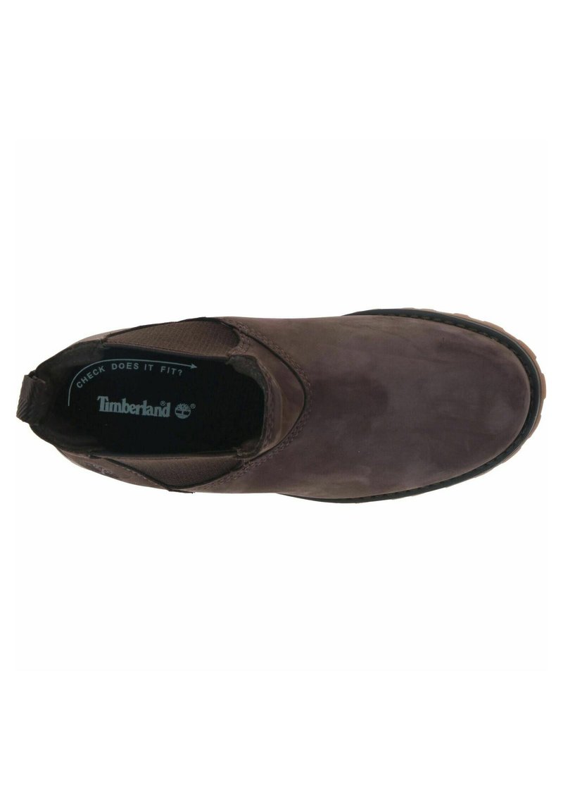 Chaussure en cuir marron à enfiler avec un bout arrondi, des panneaux élastiques sur les côtés et une semelle en caoutchouc texturée. Marque visible à l'intérieur de la chaussure.