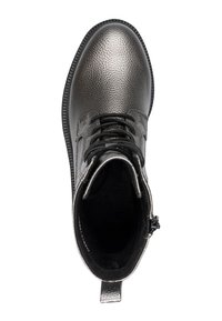 Bottine en cuir noir avec une finition texturée, des lacets et une fermeture éclair sur le côté. L'intérieur est doublé et possède une semelle plate.