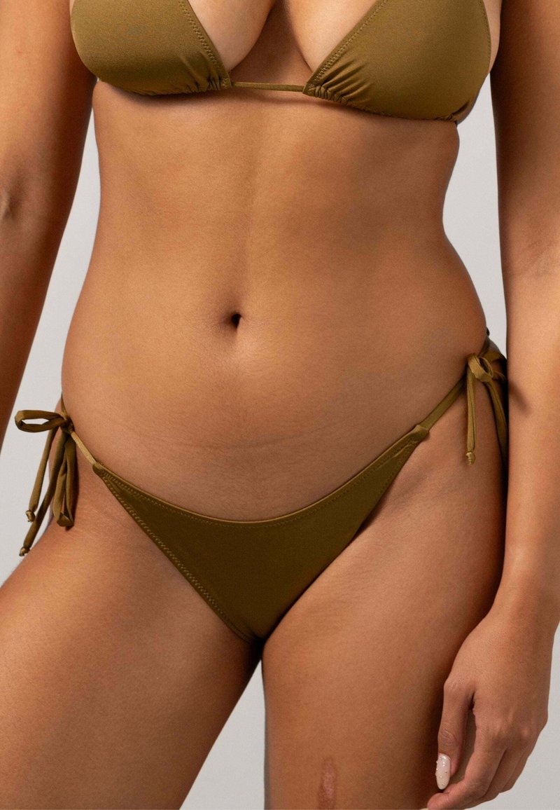 Olivgrön bikini-set med trekantsöverdel och justerbara knyt-bikini-byxor, tillverkad av en mjuk och slät tyg med minimalistisk design.