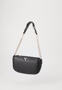 Borsa a tracolla nera realizzata in materiale texture, con tracolla in catena argentata, chiusura con zip e un accento a forma di triangolo.