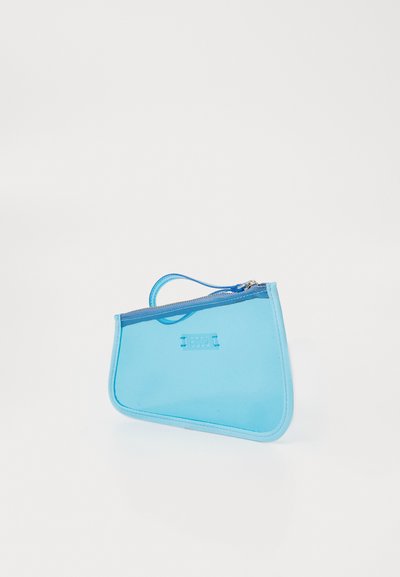Sacchetto trasparente blu con forma curva. Presenta una chiusura a zip nella parte superiore e una tracolla per il polso. Realizzato in materiale plastico flessibile.